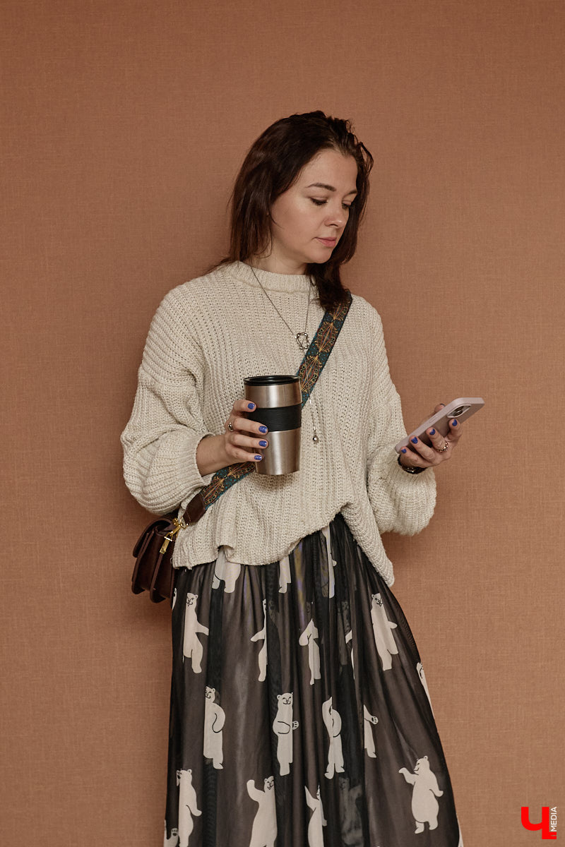 На смену глянцу и приталенным вещам пришел тренд, которого все ждали. «Месси герл», или стиль уставшей женщины, — новый модный манифест, освобождающий дам от оков неудобных формальных роб. «Ключ-Медиа» разобрал вирусную эстетику на примере трех капсульных образов Александры Реутовой.