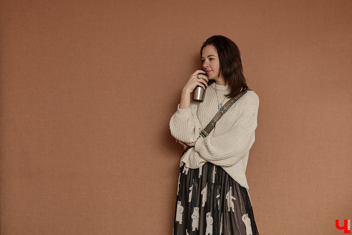 На смену глянцу и приталенным вещам пришел тренд, которого все ждали. «Месси герл», или стиль уставшей женщины, — новый модный манифест, освобождающий дам от оков неудобных формальных роб. «Ключ-Медиа» разобрал вирусную эстетику на примере трех капсульных образов Александры Реутовой.