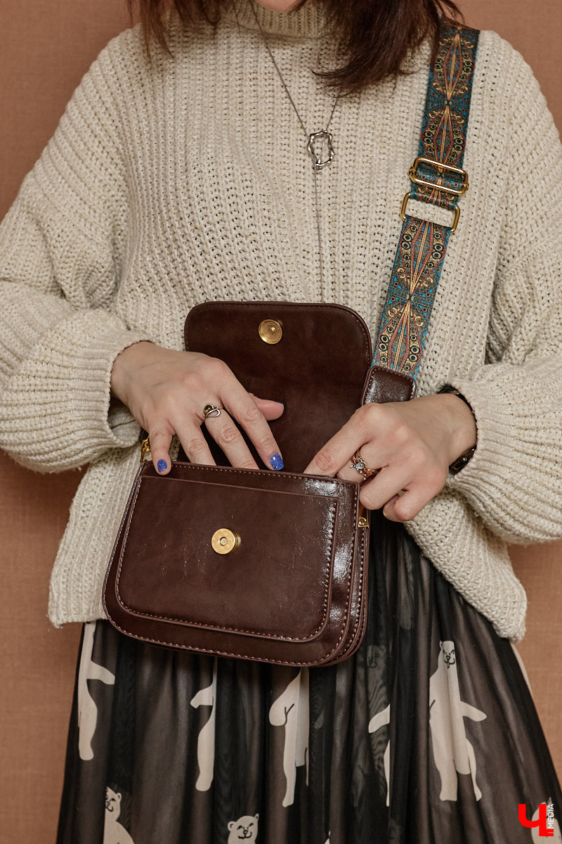 На смену глянцу и приталенным вещам пришел тренд, которого все ждали. «Месси герл», или стиль уставшей женщины, — новый модный манифест, освобождающий дам от оков неудобных формальных роб. «Ключ-Медиа» разобрал вирусную эстетику на примере трех капсульных образов Александры Реутовой.