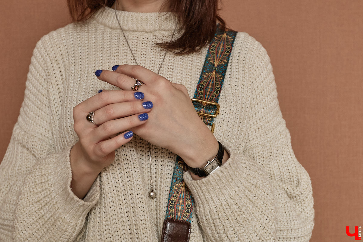 На смену глянцу и приталенным вещам пришел тренд, которого все ждали. «Месси герл», или стиль уставшей женщины, — новый модный манифест, освобождающий дам от оков неудобных формальных роб. «Ключ-Медиа» разобрал вирусную эстетику на примере трех капсульных образов Александры Реутовой.