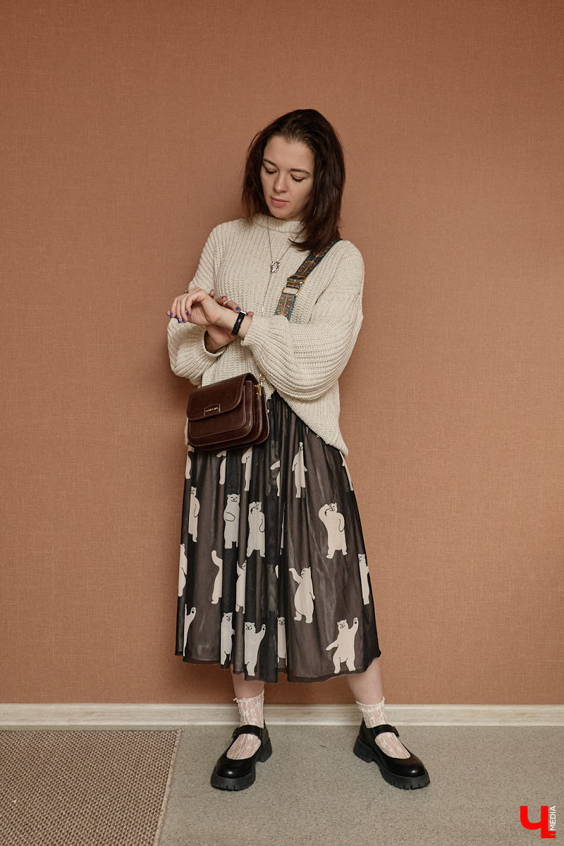 На смену глянцу и приталенным вещам пришел тренд, которого все ждали. «Месси герл», или стиль уставшей женщины, — новый модный манифест, освобождающий дам от оков неудобных формальных роб. «Ключ-Медиа» разобрал вирусную эстетику на примере трех капсульных образов Александры Реутовой.