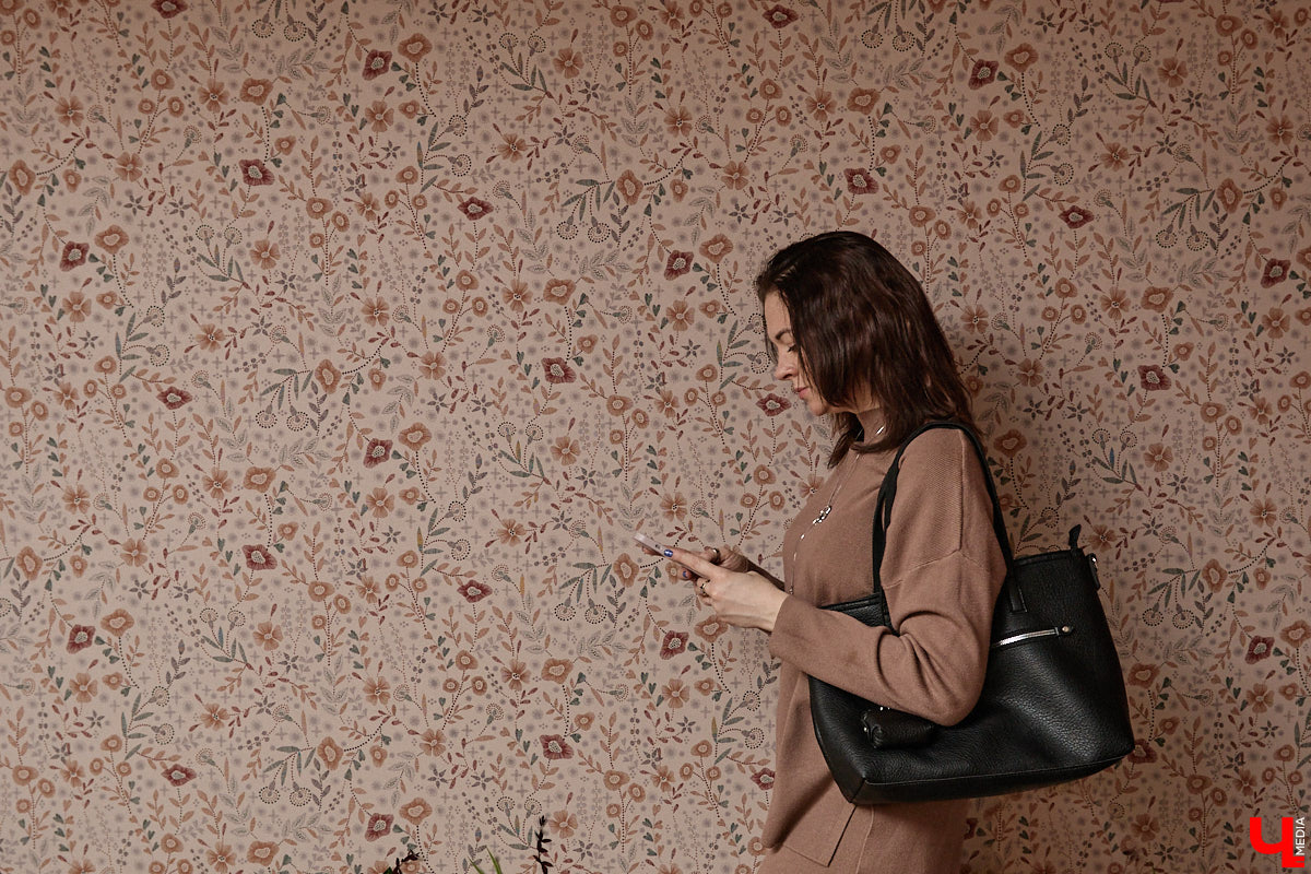 На смену глянцу и приталенным вещам пришел тренд, которого все ждали. «Месси герл», или стиль уставшей женщины, — новый модный манифест, освобождающий дам от оков неудобных формальных роб. «Ключ-Медиа» разобрал вирусную эстетику на примере трех капсульных образов Александры Реутовой.