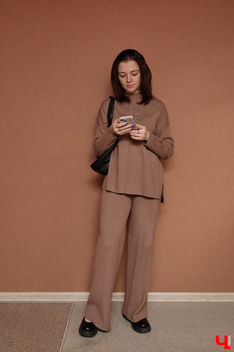 На смену глянцу и приталенным вещам пришел тренд, которого все ждали. «Месси герл», или стиль уставшей женщины, — новый модный манифест, освобождающий дам от оков неудобных формальных роб. «Ключ-Медиа» разобрал вирусную эстетику на примере трех капсульных образов Александры Реутовой.