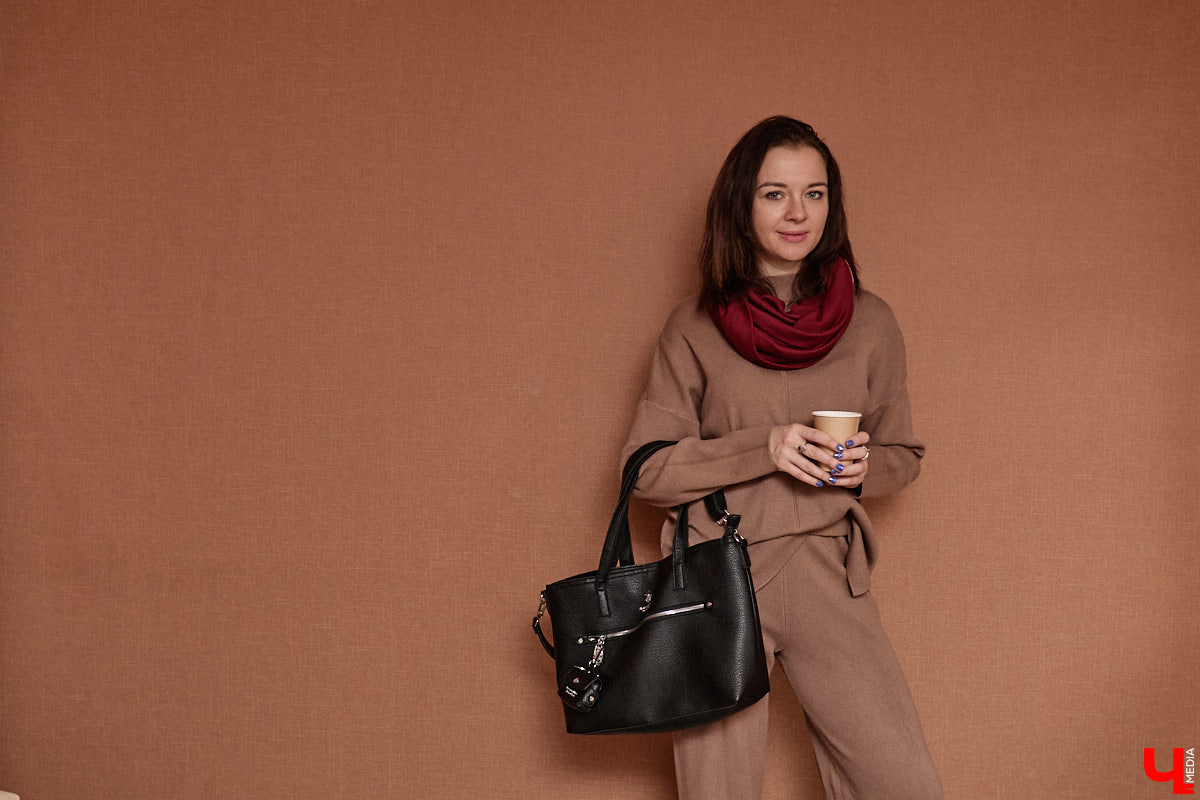 На смену глянцу и приталенным вещам пришел тренд, которого все ждали. «Месси герл», или стиль уставшей женщины, — новый модный манифест, освобождающий дам от оков неудобных формальных роб. «Ключ-Медиа» разобрал вирусную эстетику на примере трех капсульных образов Александры Реутовой.