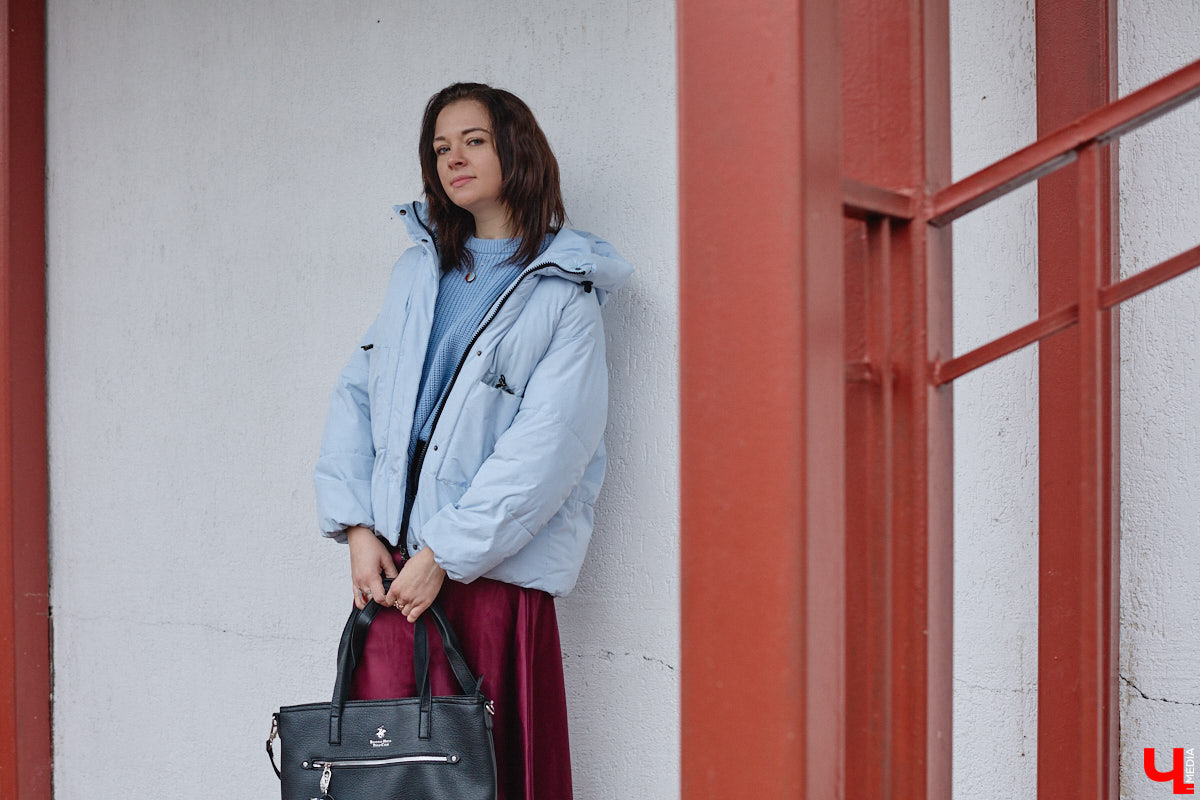 На смену глянцу и приталенным вещам пришел тренд, которого все ждали. «Месси герл», или стиль уставшей женщины, — новый модный манифест, освобождающий дам от оков неудобных формальных роб. «Ключ-Медиа» разобрал вирусную эстетику на примере трех капсульных образов Александры Реутовой.