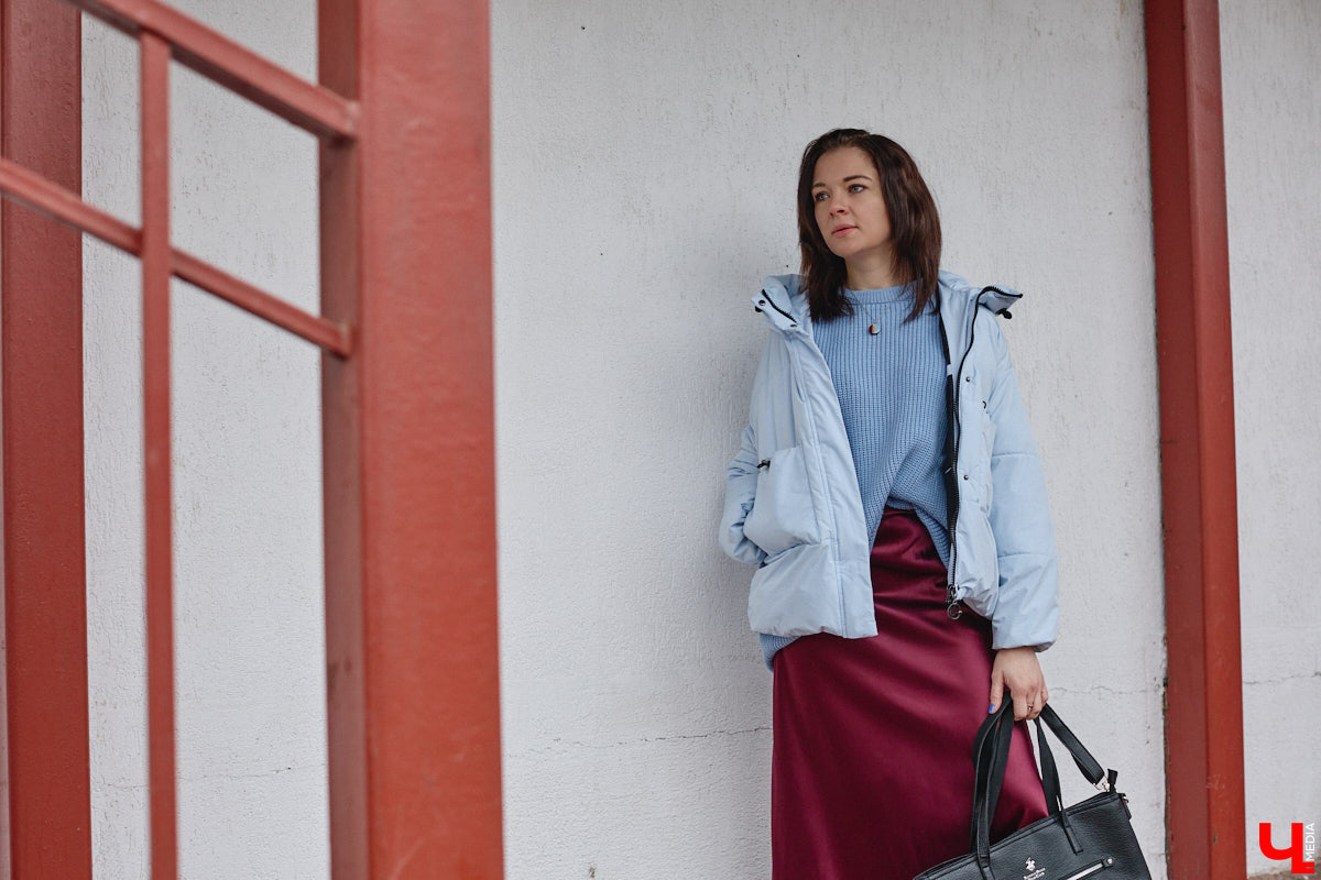 На смену глянцу и приталенным вещам пришел тренд, которого все ждали. «Месси герл», или стиль уставшей женщины, — новый модный манифест, освобождающий дам от оков неудобных формальных роб. «Ключ-Медиа» разобрал вирусную эстетику на примере трех капсульных образов Александры Реутовой.