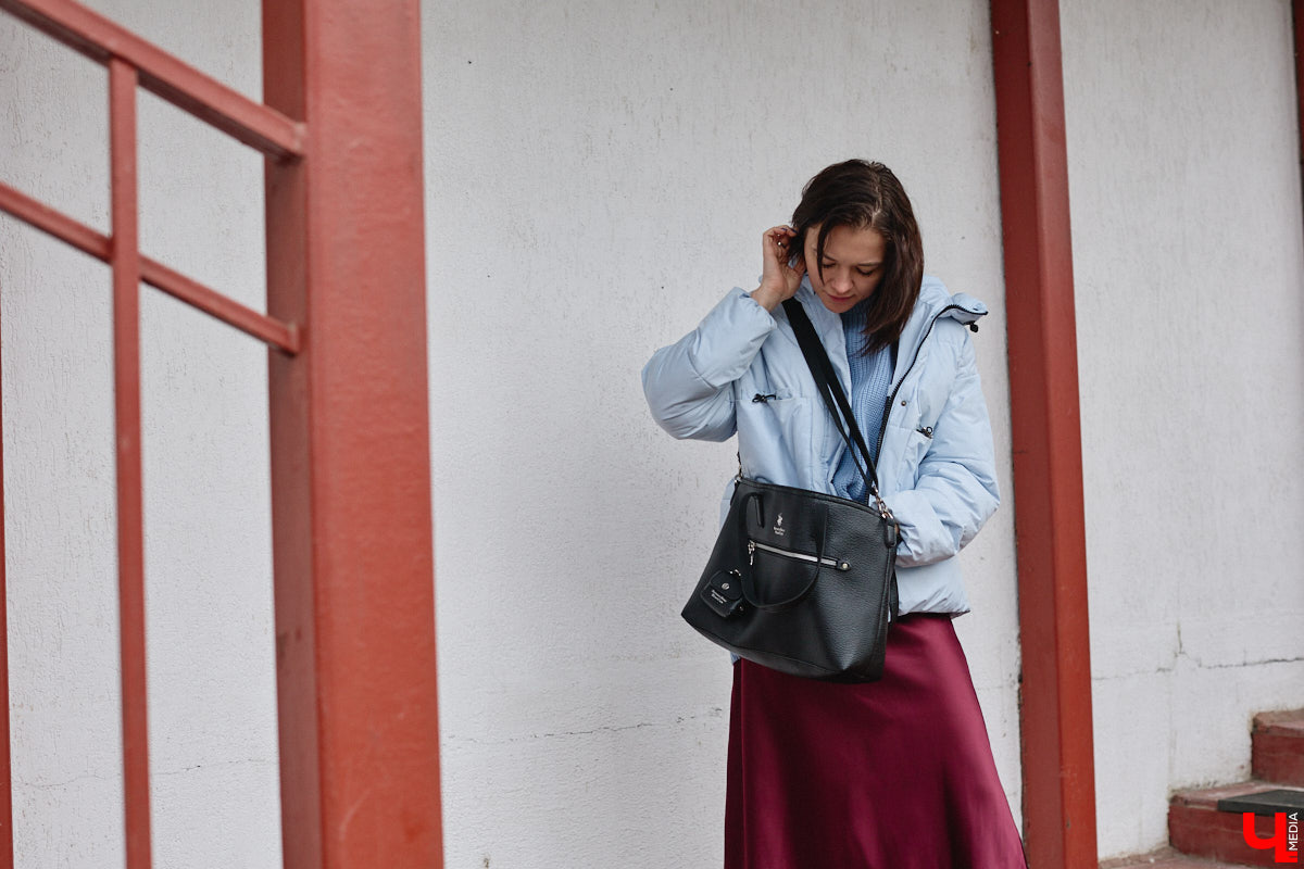 На смену глянцу и приталенным вещам пришел тренд, которого все ждали. «Месси герл», или стиль уставшей женщины, — новый модный манифест, освобождающий дам от оков неудобных формальных роб. «Ключ-Медиа» разобрал вирусную эстетику на примере трех капсульных образов Александры Реутовой.