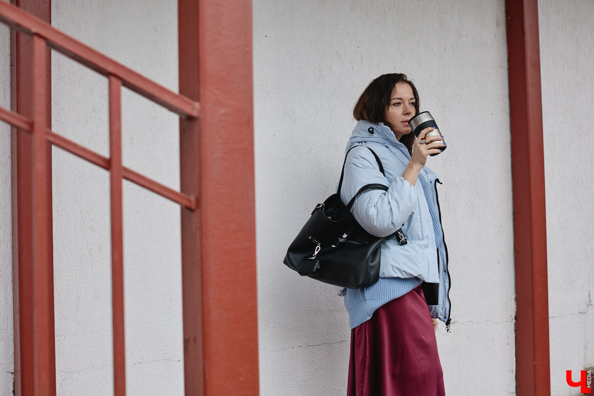 На смену глянцу и приталенным вещам пришел тренд, которого все ждали. «Месси герл», или стиль уставшей женщины, — новый модный манифест, освобождающий дам от оков неудобных формальных роб. «Ключ-Медиа» разобрал вирусную эстетику на примере трех капсульных образов Александры Реутовой.