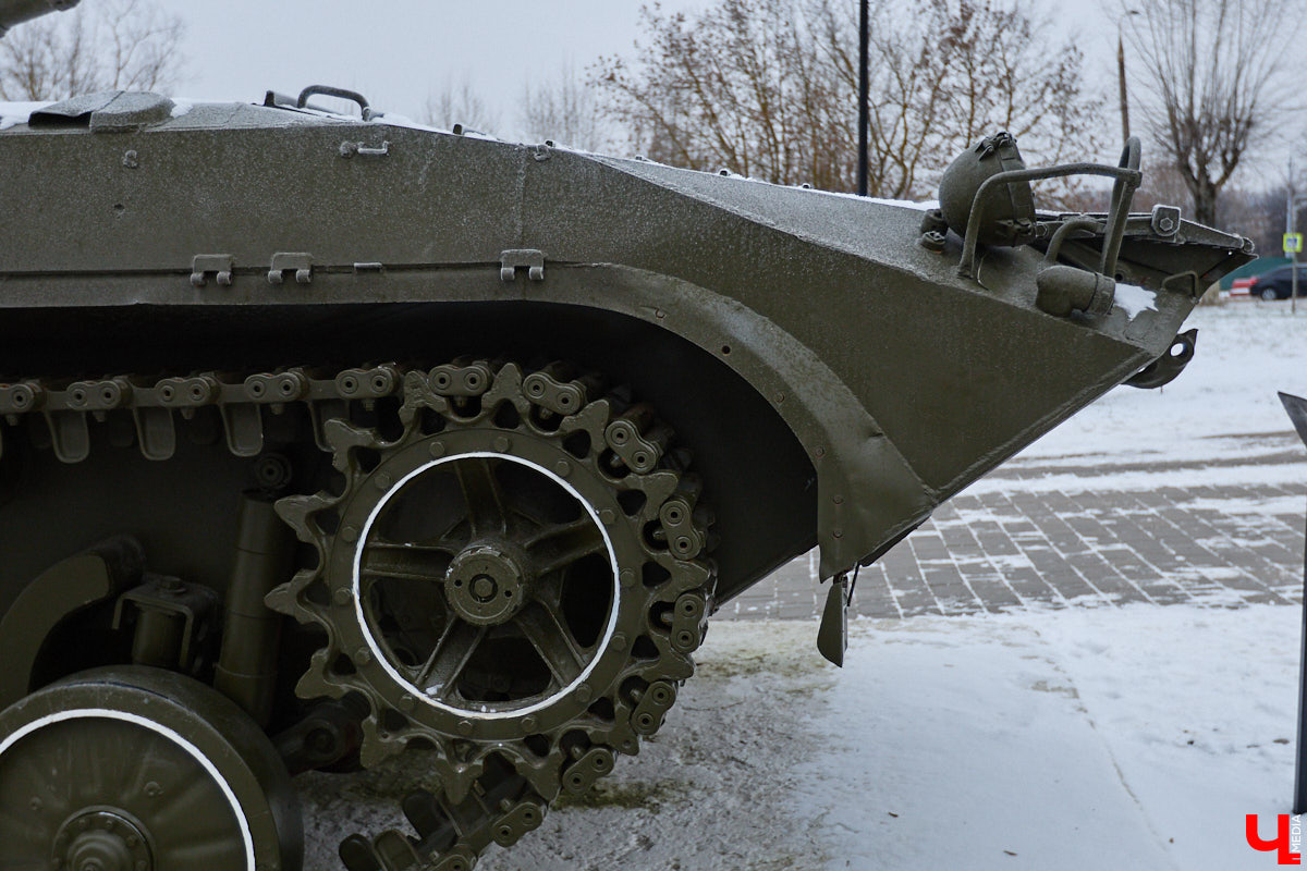Во Владимире нет музея, объединяющего различные образцы техники. Зато такая коллекция есть под открытым небом прямо в черте города. Единственное, находятся экземпляры в отдаленных друг от друга локациях, но «Ключ-Медиа» собрал их воедино. Здорово, что увидеть механизмы своими глазами может каждый, и притом совершенно бесплатно!