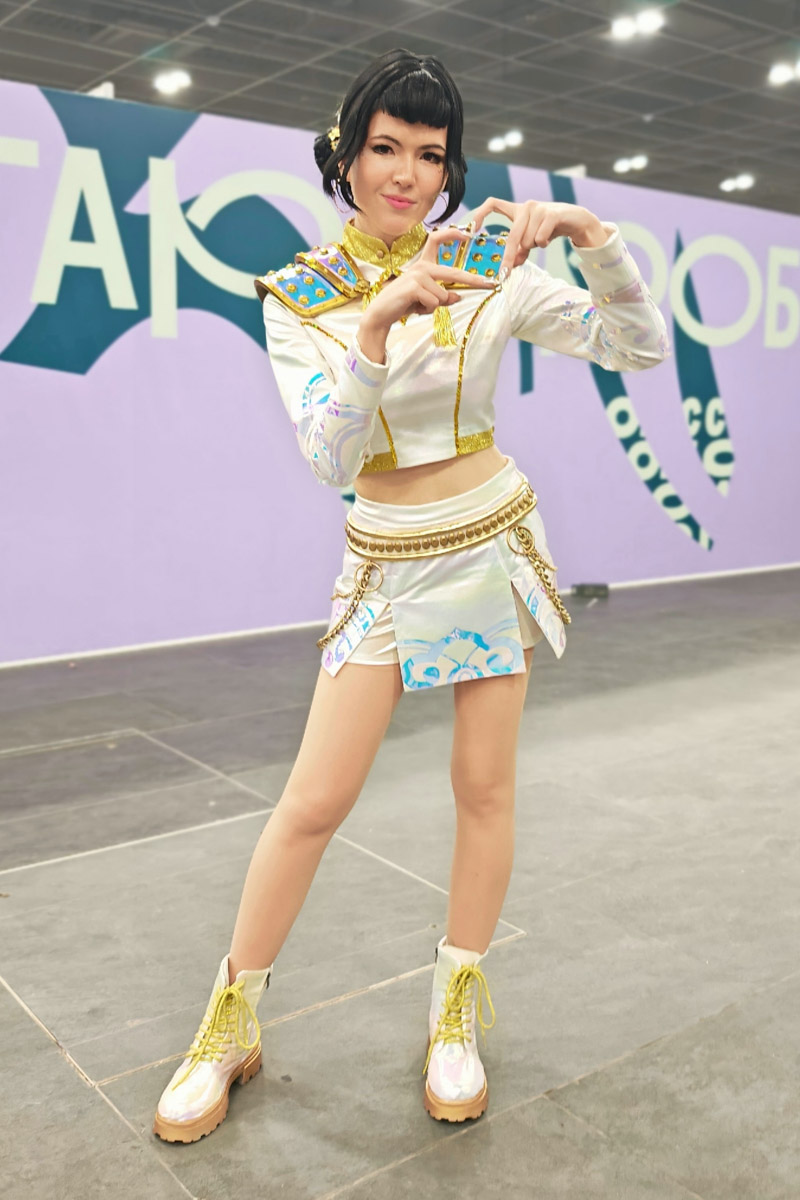 Как тесен мир! Ковровская Аленушка из «Трех богатырей» и Зои из KPop Demon Hunters встретились на территории «Тимирязев Центра» в Москве. Локация на три дня стала площадкой для одного из самых известных фестивалей — «Comic Con Игромир»! Главное событие для всех фандомов России провели впервые с 2019 года. И, конечно, наши косплееры не упустили шанс показать себя!