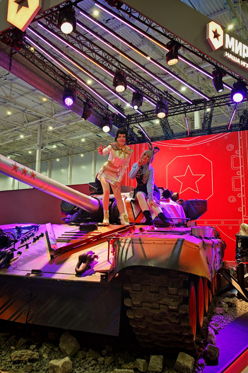 Как тесен мир! Ковровская Аленушка из «Трех богатырей» и Зои из KPop Demon Hunters встретились на территории «Тимирязев Центра» в Москве. Локация на три дня стала площадкой для одного из самых известных фестивалей — «Comic Con Игромир»! Главное событие для всех фандомов России провели впервые с 2019 года. И, конечно, наши косплееры не упустили шанс показать себя!