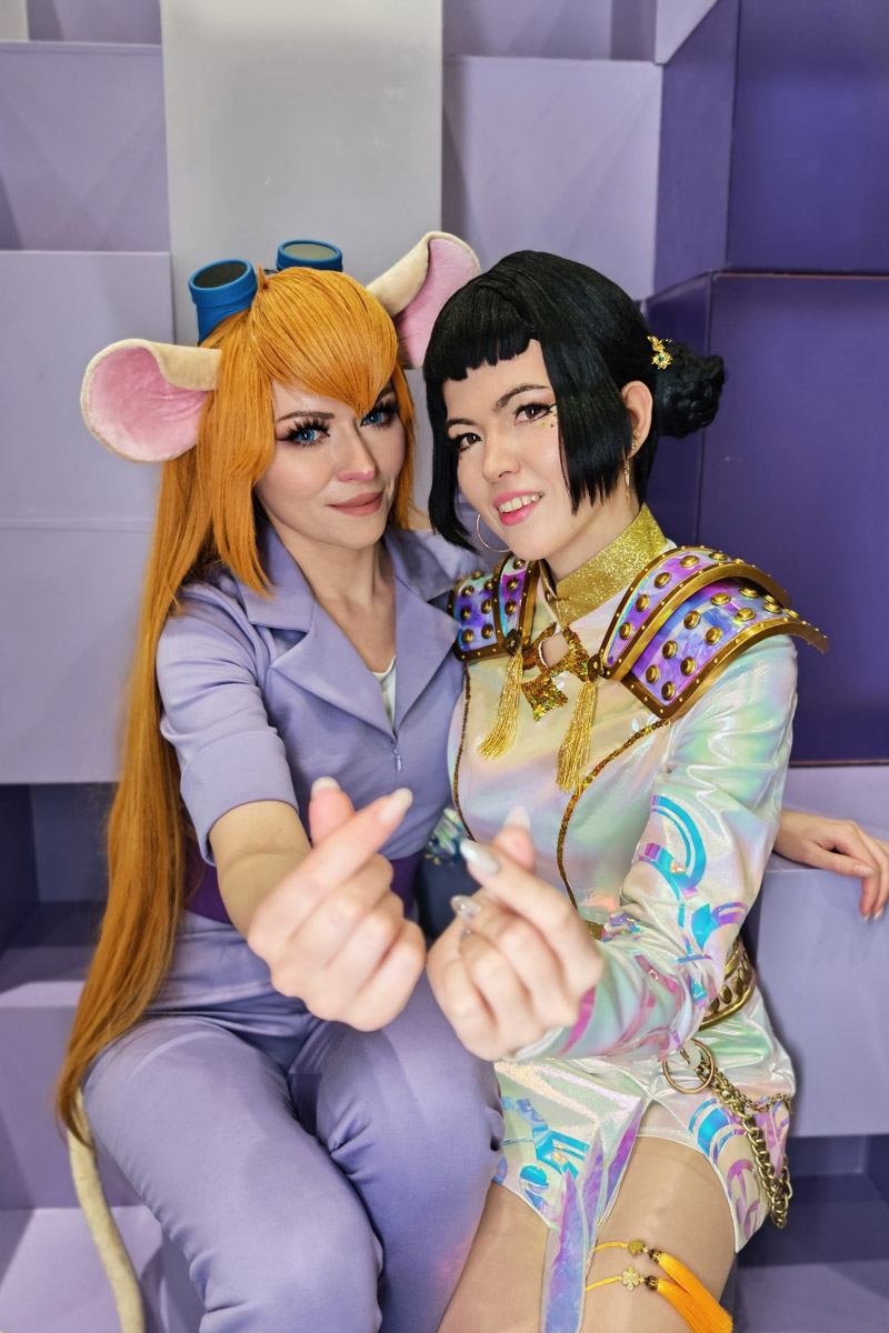Как тесен мир! Ковровская Аленушка из «Трех богатырей» и Зои из KPop Demon Hunters встретились на территории «Тимирязев Центра» в Москве. Локация на три дня стала площадкой для одного из самых известных фестивалей — «Comic Con Игромир»! Главное событие для всех фандомов России провели впервые с 2019 года. И, конечно, наши косплееры не упустили шанс показать себя!