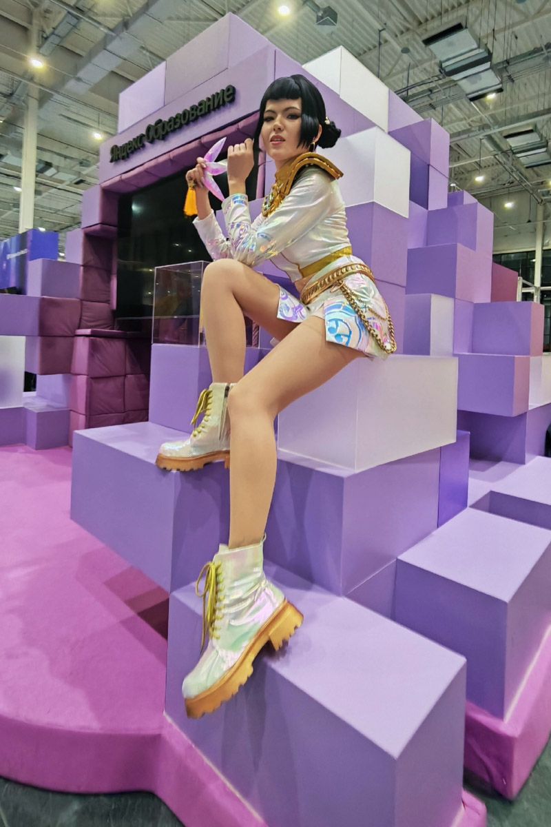 Как тесен мир! Ковровская Аленушка из «Трех богатырей» и Зои из KPop Demon Hunters встретились на территории «Тимирязев Центра» в Москве. Локация на три дня стала площадкой для одного из самых известных фестивалей — «Comic Con Игромир»! Главное событие для всех фандомов России провели впервые с 2019 года. И, конечно, наши косплееры не упустили шанс показать себя!