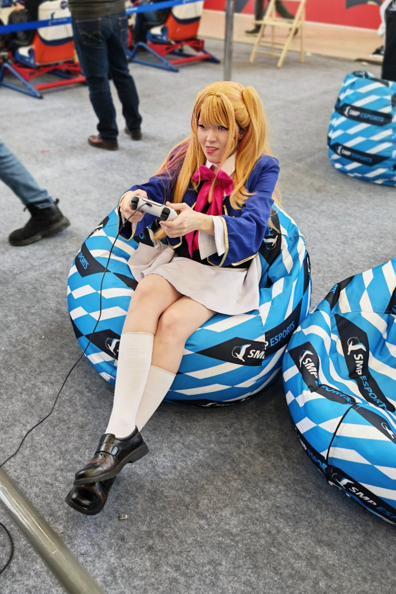 Как тесен мир! Ковровская Аленушка из «Трех богатырей» и Зои из KPop Demon Hunters встретились на территории «Тимирязев Центра» в Москве. Локация на три дня стала площадкой для одного из самых известных фестивалей — «Comic Con Игромир»! Главное событие для всех фандомов России провели впервые с 2019 года. И, конечно, наши косплееры не упустили шанс показать себя!