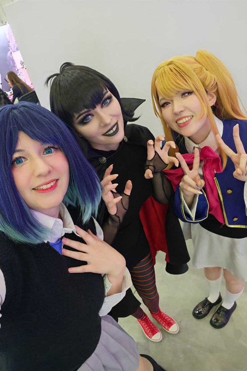 Как тесен мир! Ковровская Аленушка из «Трех богатырей» и Зои из KPop Demon Hunters встретились на территории «Тимирязев Центра» в Москве. Локация на три дня стала площадкой для одного из самых известных фестивалей — «Comic Con Игромир»! Главное событие для всех фандомов России провели впервые с 2019 года. И, конечно, наши косплееры не упустили шанс показать себя!