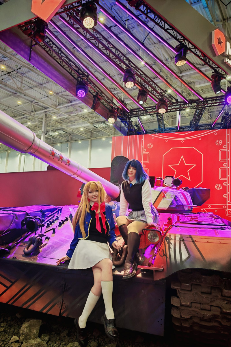 Как тесен мир! Ковровская Аленушка из «Трех богатырей» и Зои из KPop Demon Hunters встретились на территории «Тимирязев Центра» в Москве. Локация на три дня стала площадкой для одного из самых известных фестивалей — «Comic Con Игромир»! Главное событие для всех фандомов России провели впервые с 2019 года. И, конечно, наши косплееры не упустили шанс показать себя!