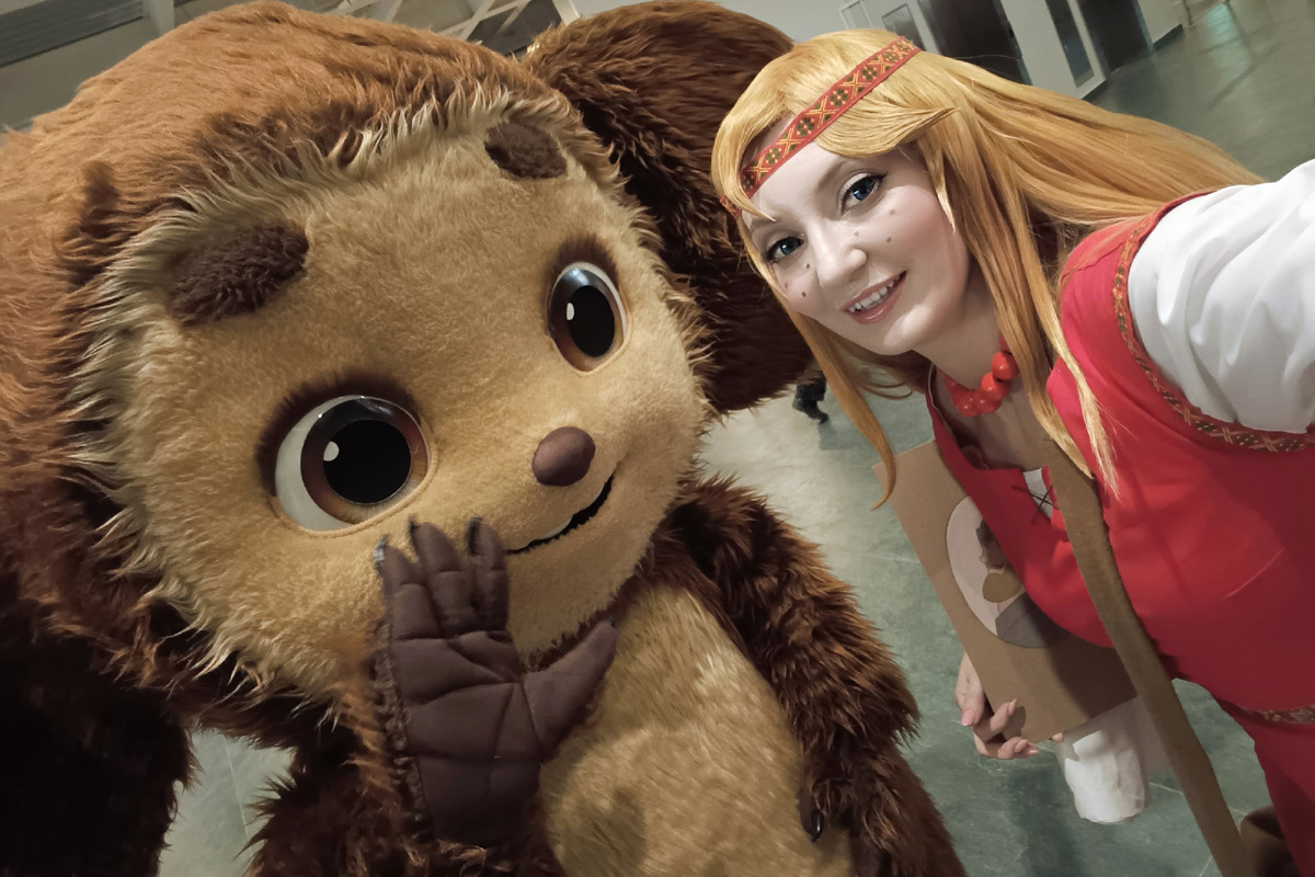 Как тесен мир! Ковровская Аленушка из «Трех богатырей» и Зои из KPop Demon Hunters встретились на территории «Тимирязев Центра» в Москве. Локация на три дня стала площадкой для одного из самых известных фестивалей — «Comic Con Игромир»! Главное событие для всех фандомов России провели впервые с 2019 года. И, конечно, наши косплееры не упустили шанс показать себя!