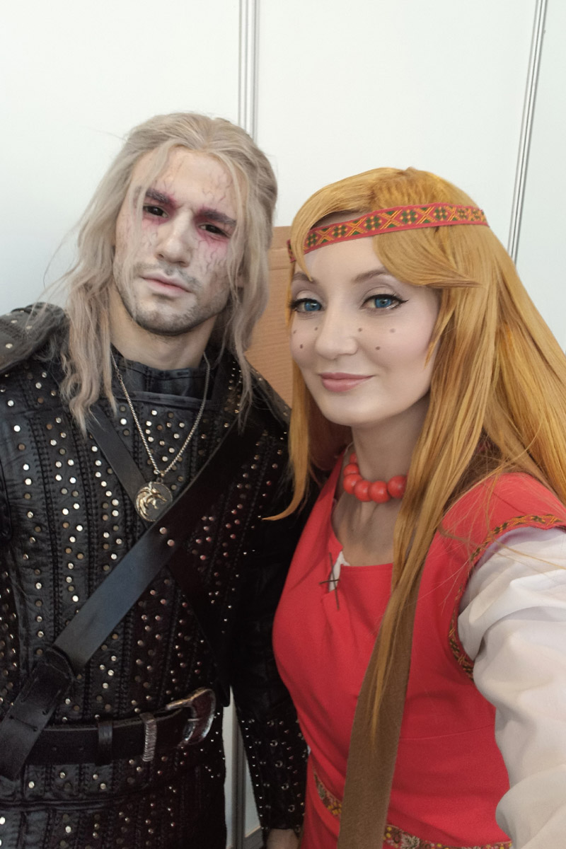 Как тесен мир! Ковровская Аленушка из «Трех богатырей» и Зои из KPop Demon Hunters встретились на территории «Тимирязев Центра» в Москве. Локация на три дня стала площадкой для одного из самых известных фестивалей — «Comic Con Игромир»! Главное событие для всех фандомов России провели впервые с 2019 года. И, конечно, наши косплееры не упустили шанс показать себя!