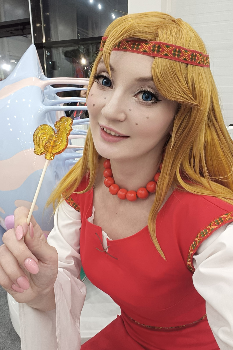 Как тесен мир! Ковровская Аленушка из «Трех богатырей» и Зои из KPop Demon Hunters встретились на территории «Тимирязев Центра» в Москве. Локация на три дня стала площадкой для одного из самых известных фестивалей — «Comic Con Игромир»! Главное событие для всех фандомов России провели впервые с 2019 года. И, конечно, наши косплееры не упустили шанс показать себя!