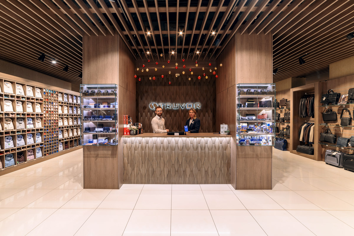 Пока модницы изучают советы стилистов на тему идеального образа для встречи 2026-го, мужчины отдают себя в руки профессионалов. Это достоверно знают консультанты магазина TRUVOR, который к Новому году подготовил для представителей сильного пола широкий ассортимент мужской одежды на любой вкус. Также владимирским джентльменам помогут выбрать отличный подарок родным или коллегам. И всё это в праздничной атмосфере, которой пропитан каждый уголок их салона на Горького, 76.