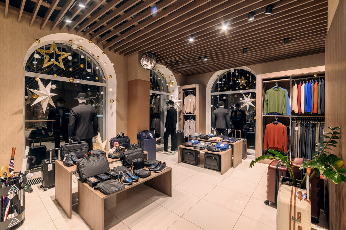 Пока модницы изучают советы стилистов на тему идеального образа для встречи 2026-го, мужчины отдают себя в руки профессионалов. Это достоверно знают консультанты магазина TRUVOR, который к Новому году подготовил для представителей сильного пола широкий ассортимент мужской одежды на любой вкус. Также владимирским джентльменам помогут выбрать отличный подарок родным или коллегам. И всё это в праздничной атмосфере, которой пропитан каждый уголок их салона на Горького, 76.