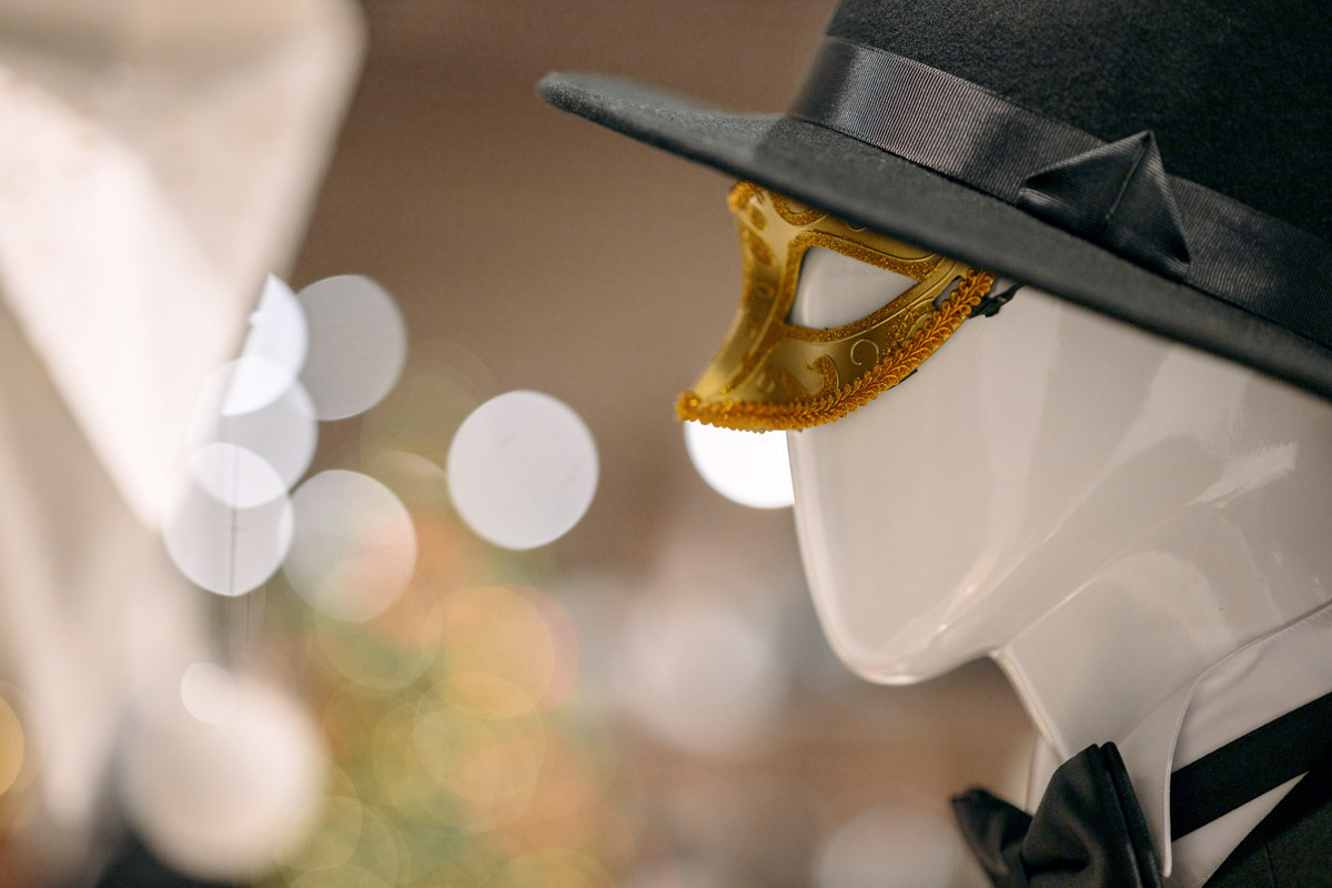 Пока модницы изучают советы стилистов на тему идеального образа для встречи 2026-го, мужчины отдают себя в руки профессионалов. Это достоверно знают консультанты магазина TRUVOR, который к Новому году подготовил для представителей сильного пола широкий ассортимент мужской одежды на любой вкус. Также владимирским джентльменам помогут выбрать отличный подарок родным или коллегам. И всё это в праздничной атмосфере, которой пропитан каждый уголок их салона на Горького, 76.