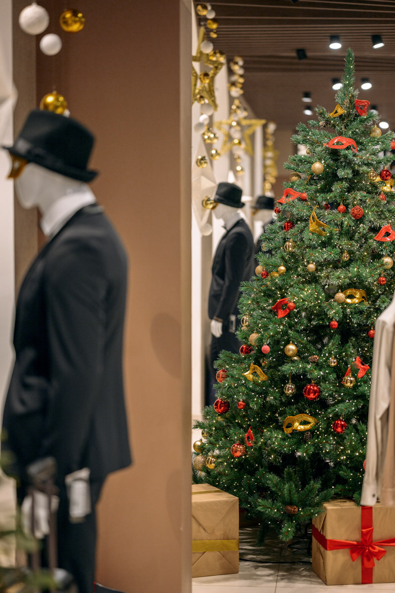 Пока модницы изучают советы стилистов на тему идеального образа для встречи 2026-го, мужчины отдают себя в руки профессионалов. Это достоверно знают консультанты магазина TRUVOR, который к Новому году подготовил для представителей сильного пола широкий ассортимент мужской одежды на любой вкус. Также владимирским джентльменам помогут выбрать отличный подарок родным или коллегам. И всё это в праздничной атмосфере, которой пропитан каждый уголок их салона на Горького, 76.