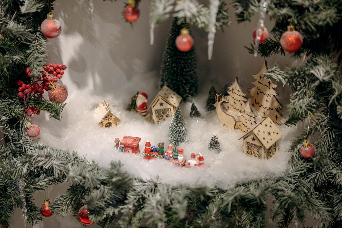 Пока модницы изучают советы стилистов на тему идеального образа для встречи 2026-го, мужчины отдают себя в руки профессионалов. Это достоверно знают консультанты магазина TRUVOR, который к Новому году подготовил для представителей сильного пола широкий ассортимент мужской одежды на любой вкус. Также владимирским джентльменам помогут выбрать отличный подарок родным или коллегам. И всё это в праздничной атмосфере, которой пропитан каждый уголок их салона на Горького, 76.