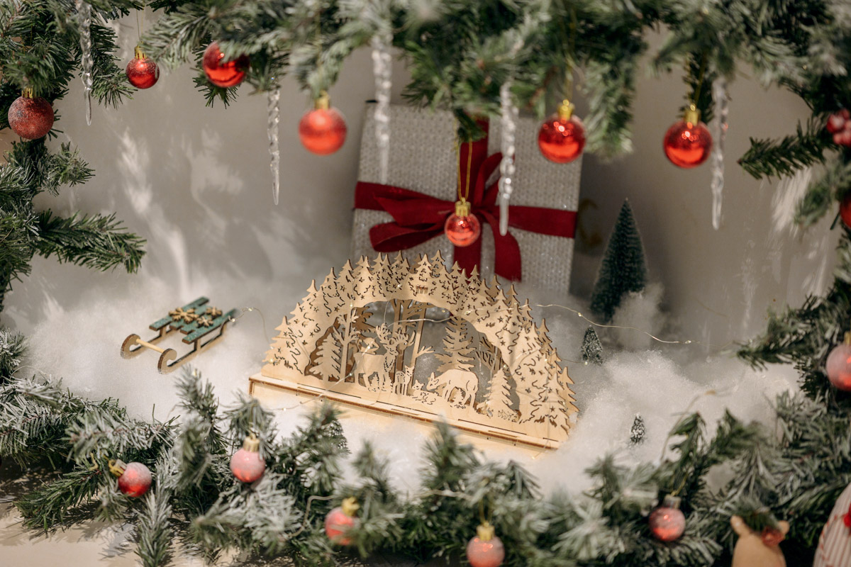 Пока модницы изучают советы стилистов на тему идеального образа для встречи 2026-го, мужчины отдают себя в руки профессионалов. Это достоверно знают консультанты магазина TRUVOR, который к Новому году подготовил для представителей сильного пола широкий ассортимент мужской одежды на любой вкус. Также владимирским джентльменам помогут выбрать отличный подарок родным или коллегам. И всё это в праздничной атмосфере, которой пропитан каждый уголок их салона на Горького, 76.