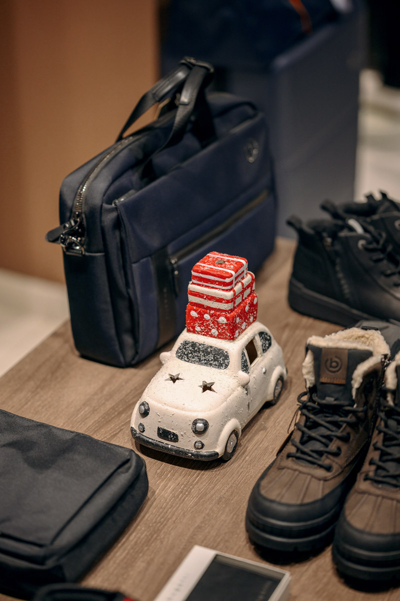 Пока модницы изучают советы стилистов на тему идеального образа для встречи 2026-го, мужчины отдают себя в руки профессионалов. Это достоверно знают консультанты магазина TRUVOR, который к Новому году подготовил для представителей сильного пола широкий ассортимент мужской одежды на любой вкус. Также владимирским джентльменам помогут выбрать отличный подарок родным или коллегам. И всё это в праздничной атмосфере, которой пропитан каждый уголок их салона на Горького, 76.