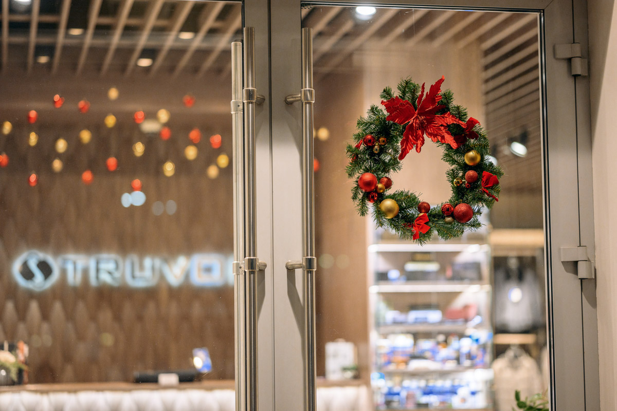 Пока модницы изучают советы стилистов на тему идеального образа для встречи 2026-го, мужчины отдают себя в руки профессионалов. Это достоверно знают консультанты магазина TRUVOR, который к Новому году подготовил для представителей сильного пола широкий ассортимент мужской одежды на любой вкус. Также владимирским джентльменам помогут выбрать отличный подарок родным или коллегам. И всё это в праздничной атмосфере, которой пропитан каждый уголок их салона на Горького, 76.