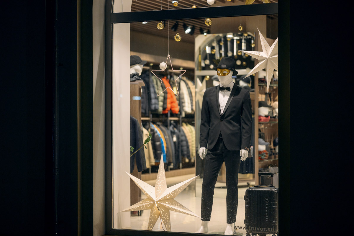 Пока модницы изучают советы стилистов на тему идеального образа для встречи 2026-го, мужчины отдают себя в руки профессионалов. Это достоверно знают консультанты магазина TRUVOR, который к Новому году подготовил для представителей сильного пола широкий ассортимент мужской одежды на любой вкус. Также владимирским джентльменам помогут выбрать отличный подарок родным или коллегам. И всё это в праздничной атмосфере, которой пропитан каждый уголок их салона на Горького, 76.