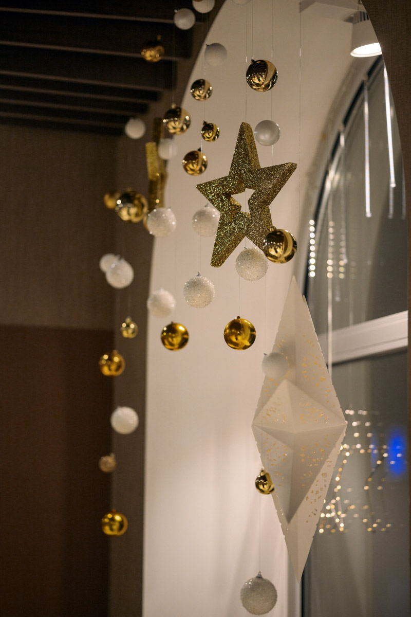 Пока модницы изучают советы стилистов на тему идеального образа для встречи 2026-го, мужчины отдают себя в руки профессионалов. Это достоверно знают консультанты магазина TRUVOR, который к Новому году подготовил для представителей сильного пола широкий ассортимент мужской одежды на любой вкус. Также владимирским джентльменам помогут выбрать отличный подарок родным или коллегам. И всё это в праздничной атмосфере, которой пропитан каждый уголок их салона на Горького, 76.