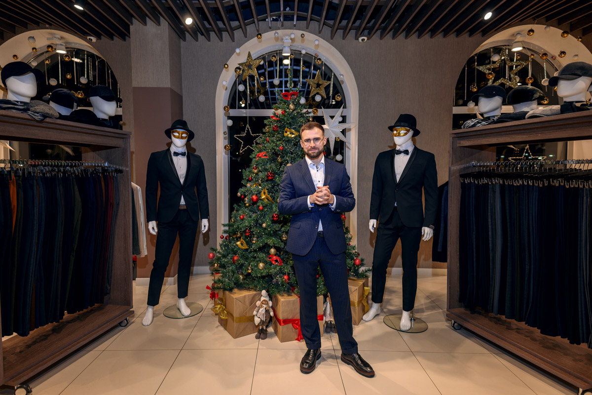 Пока модницы изучают советы стилистов на тему идеального образа для встречи 2026-го, мужчины отдают себя в руки профессионалов. Это достоверно знают консультанты магазина TRUVOR, который к Новому году подготовил для представителей сильного пола широкий ассортимент мужской одежды на любой вкус. Также владимирским джентльменам помогут выбрать отличный подарок родным или коллегам. И всё это в праздничной атмосфере, которой пропитан каждый уголок их салона на Горького, 76.