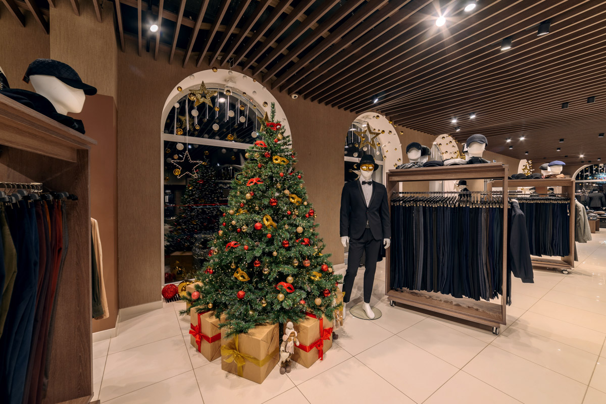 Пока модницы изучают советы стилистов на тему идеального образа для встречи 2026-го, мужчины отдают себя в руки профессионалов. Это достоверно знают консультанты магазина TRUVOR, который к Новому году подготовил для представителей сильного пола широкий ассортимент мужской одежды на любой вкус. Также владимирским джентльменам помогут выбрать отличный подарок родным или коллегам. И всё это в праздничной атмосфере, которой пропитан каждый уголок их салона на Горького, 76.