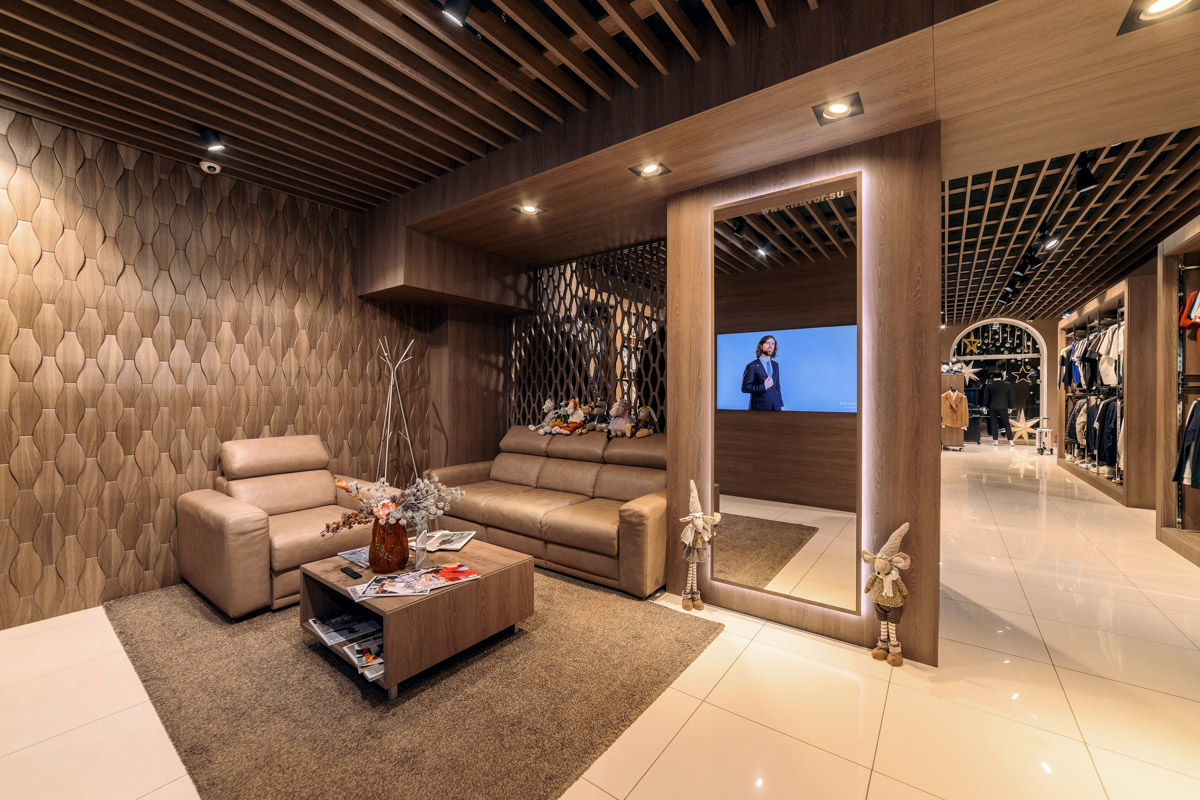 Пока модницы изучают советы стилистов на тему идеального образа для встречи 2026-го, мужчины отдают себя в руки профессионалов. Это достоверно знают консультанты магазина TRUVOR, который к Новому году подготовил для представителей сильного пола широкий ассортимент мужской одежды на любой вкус. Также владимирским джентльменам помогут выбрать отличный подарок родным или коллегам. И всё это в праздничной атмосфере, которой пропитан каждый уголок их салона на Горького, 76.