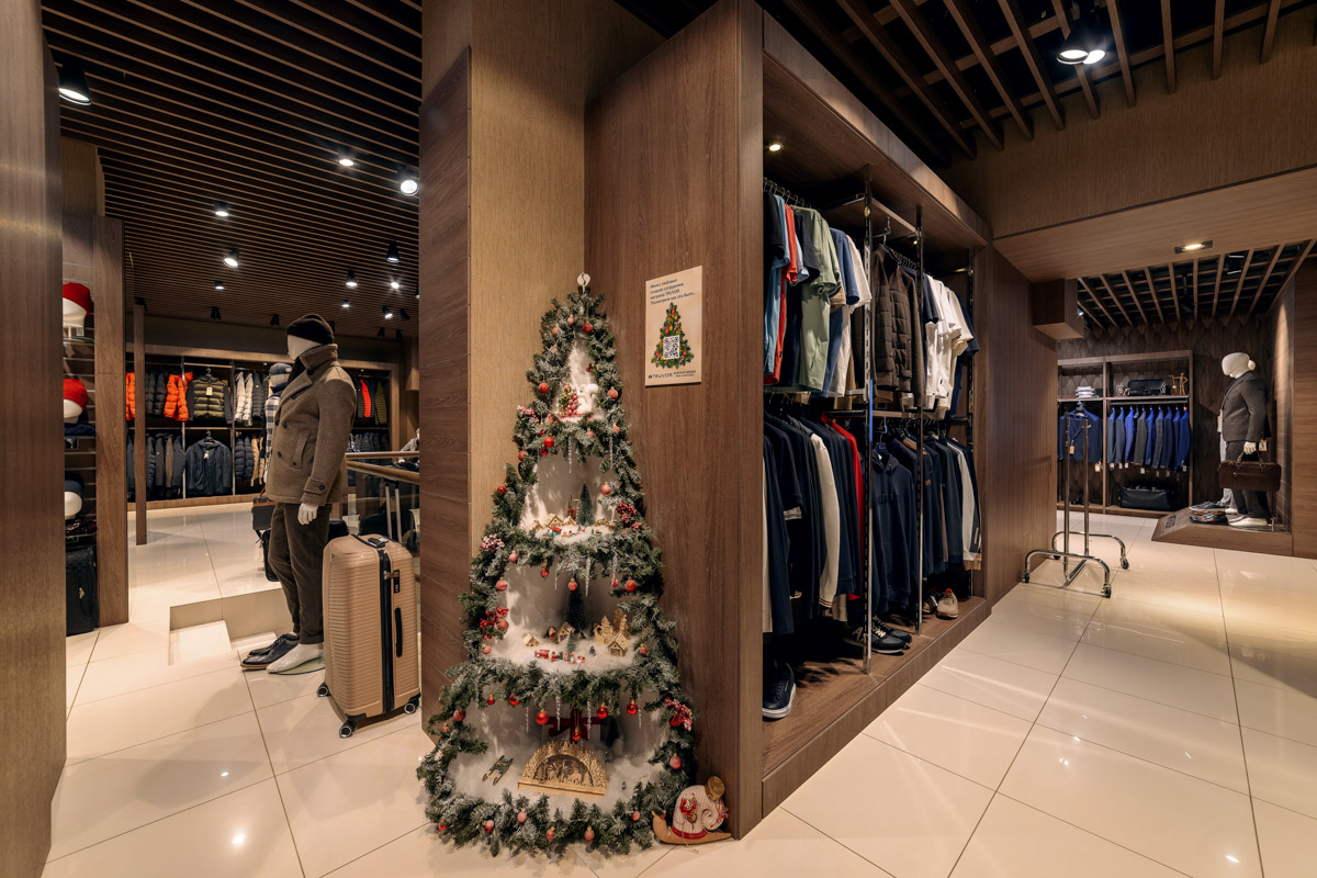 Пока модницы изучают советы стилистов на тему идеального образа для встречи 2026-го, мужчины отдают себя в руки профессионалов. Это достоверно знают консультанты магазина TRUVOR, который к Новому году подготовил для представителей сильного пола широкий ассортимент мужской одежды на любой вкус. Также владимирским джентльменам помогут выбрать отличный подарок родным или коллегам. И всё это в праздничной атмосфере, которой пропитан каждый уголок их салона на Горького, 76.