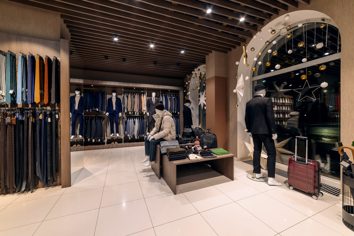 Пока модницы изучают советы стилистов на тему идеального образа для встречи 2026-го, мужчины отдают себя в руки профессионалов. Это достоверно знают консультанты магазина TRUVOR, который к Новому году подготовил для представителей сильного пола широкий ассортимент мужской одежды на любой вкус. Также владимирским джентльменам помогут выбрать отличный подарок родным или коллегам. И всё это в праздничной атмосфере, которой пропитан каждый уголок их салона на Горького, 76.