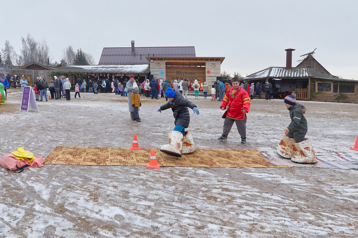 20 декабря «Щурово городище» превратилось в эпицентр новогоднего чуда. Там не просто гуляли, а создавали праздник с большой буквы люди с большим сердцем. Благотворительный «Зимний Благодень», организованный совместно с фондом «Маруся», стал громким заявлением: помогать можно весело, всем миром и с искренними улыбками.