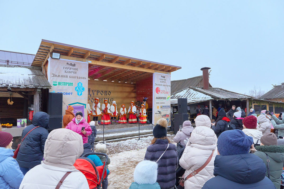 20 декабря «Щурово городище» превратилось в эпицентр новогоднего чуда. Там не просто гуляли, а создавали праздник с большой буквы люди с большим сердцем. Благотворительный «Зимний Благодень», организованный совместно с фондом «Маруся», стал громким заявлением: помогать можно весело, всем миром и с искренними улыбками.
