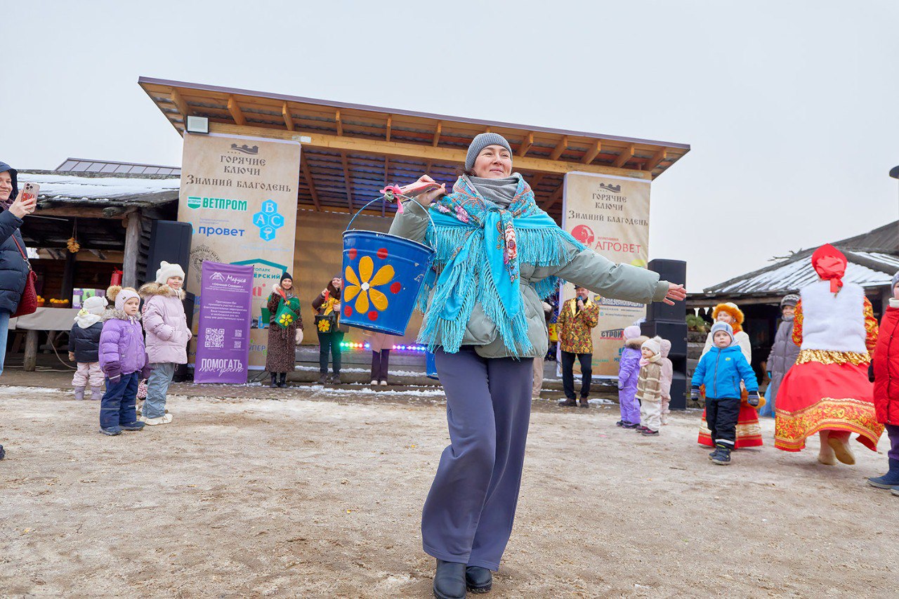 20 декабря «Щурово городище» превратилось в эпицентр новогоднего чуда. Там не просто гуляли, а создавали праздник с большой буквы люди с большим сердцем. Благотворительный «Зимний Благодень», организованный совместно с фондом «Маруся», стал громким заявлением: помогать можно весело, всем миром и с искренними улыбками.