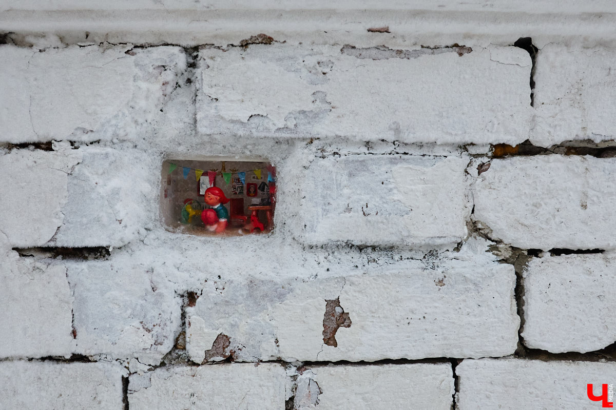 Регина Яфасова и Федор Карпов продолжают вносить разнообразие в городской пейзаж с помощью увлекательного квеста. Уличные художники спрятали в историческом центре Владимира еще две инсталляции за стеклом. Где, конечно, не скажем, а лишь приоткроем завесу тайны. Найдите новые миниатюры в кирпичах сами! Тем более на сей раз творения вещают о жизненном опыте самих мастеров.