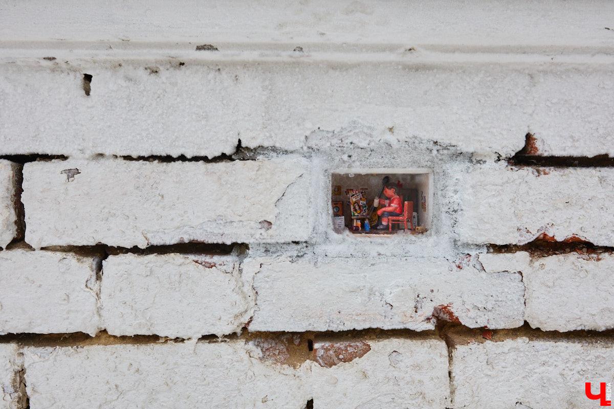 Регина Яфасова и Федор Карпов продолжают вносить разнообразие в городской пейзаж с помощью увлекательного квеста. Уличные художники спрятали в историческом центре Владимира еще две инсталляции за стеклом. Где, конечно, не скажем, а лишь приоткроем завесу тайны. Найдите новые миниатюры в кирпичах сами! Тем более на сей раз творения вещают о жизненном опыте самих мастеров.