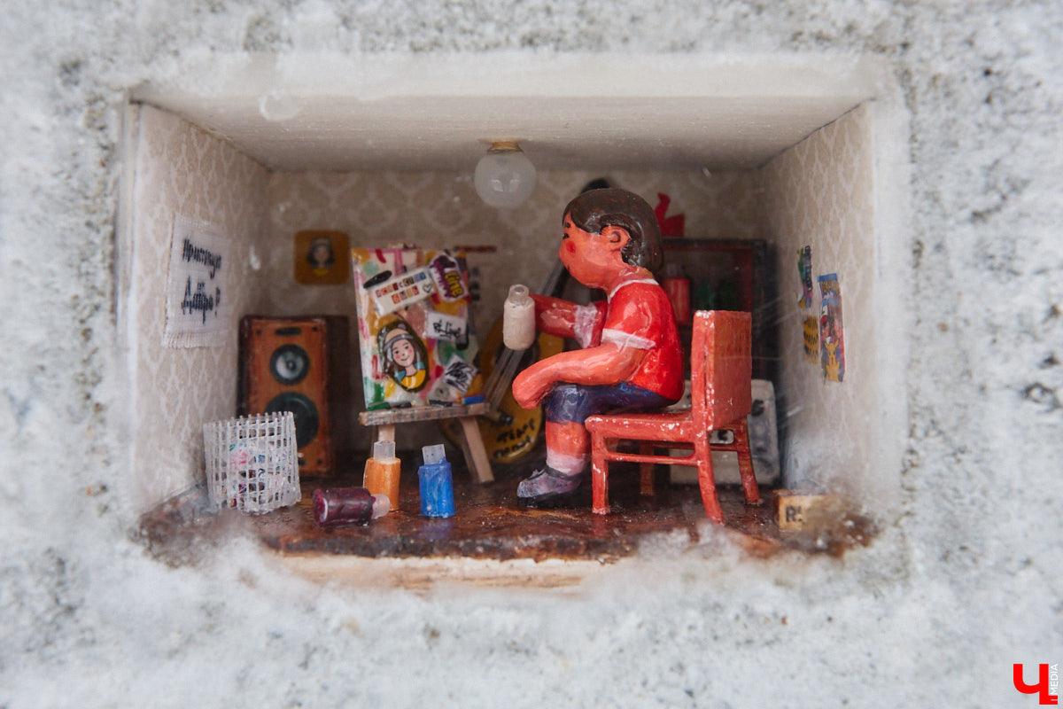 Регина Яфасова и Федор Карпов продолжают вносить разнообразие в городской пейзаж с помощью увлекательного квеста. Уличные художники спрятали в историческом центре Владимира еще две инсталляции за стеклом. Где, конечно, не скажем, а лишь приоткроем завесу тайны. Найдите новые миниатюры в кирпичах сами! Тем более на сей раз творения вещают о жизненном опыте самих мастеров.