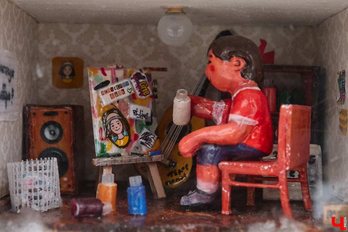 Регина Яфасова и Федор Карпов продолжают вносить разнообразие в городской пейзаж с помощью увлекательного квеста. Уличные художники спрятали в историческом центре Владимира еще две инсталляции за стеклом. Где, конечно, не скажем, а лишь приоткроем завесу тайны. Найдите новые миниатюры в кирпичах сами! Тем более на сей раз творения вещают о жизненном опыте самих мастеров.