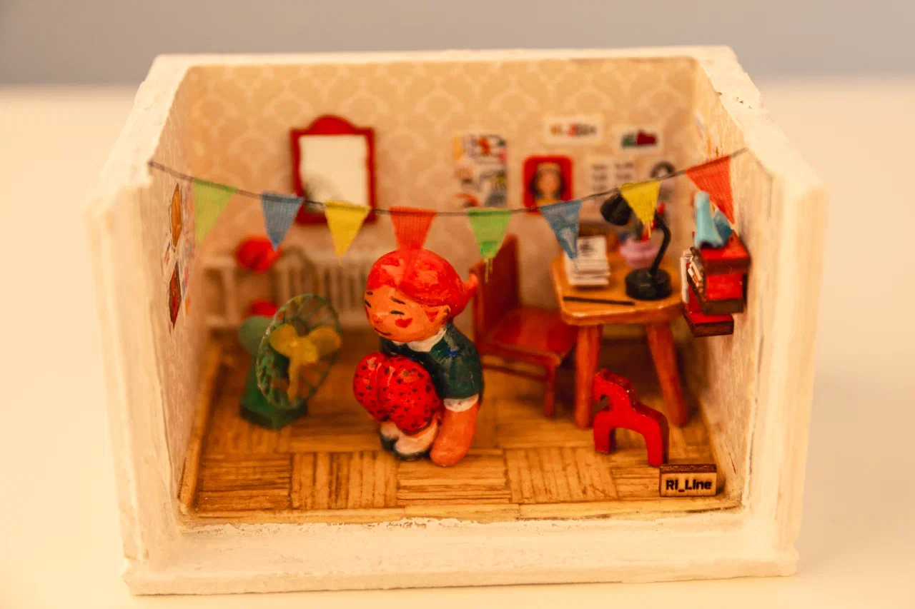 Регина Яфасова и Федор Карпов продолжают вносить разнообразие в городской пейзаж с помощью увлекательного квеста. Уличные художники спрятали в историческом центре Владимира еще две инсталляции за стеклом. Где, конечно, не скажем, а лишь приоткроем завесу тайны. Найдите новые миниатюры в кирпичах сами! Тем более на сей раз творения вещают о жизненном опыте самих мастеров.