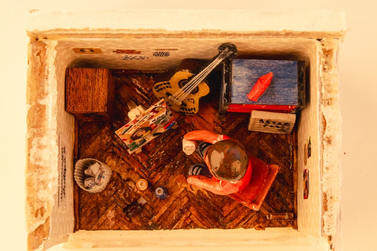 Регина Яфасова и Федор Карпов продолжают вносить разнообразие в городской пейзаж с помощью увлекательного квеста. Уличные художники спрятали в историческом центре Владимира еще две инсталляции за стеклом. Где, конечно, не скажем, а лишь приоткроем завесу тайны. Найдите новые миниатюры в кирпичах сами! Тем более на сей раз творения вещают о жизненном опыте самих мастеров.