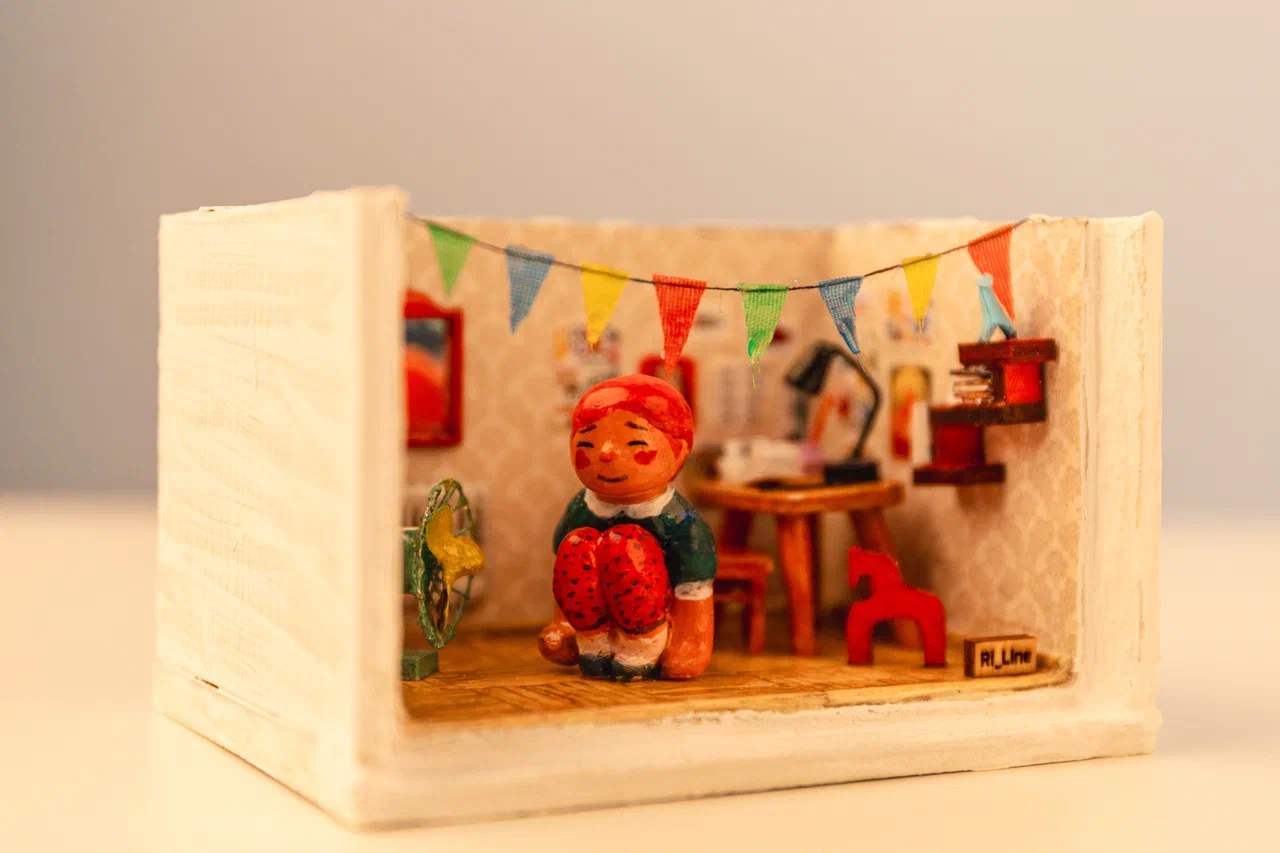 Регина Яфасова и Федор Карпов продолжают вносить разнообразие в городской пейзаж с помощью увлекательного квеста. Уличные художники спрятали в историческом центре Владимира еще две инсталляции за стеклом. Где, конечно, не скажем, а лишь приоткроем завесу тайны. Найдите новые миниатюры в кирпичах сами! Тем более на сей раз творения вещают о жизненном опыте самих мастеров.