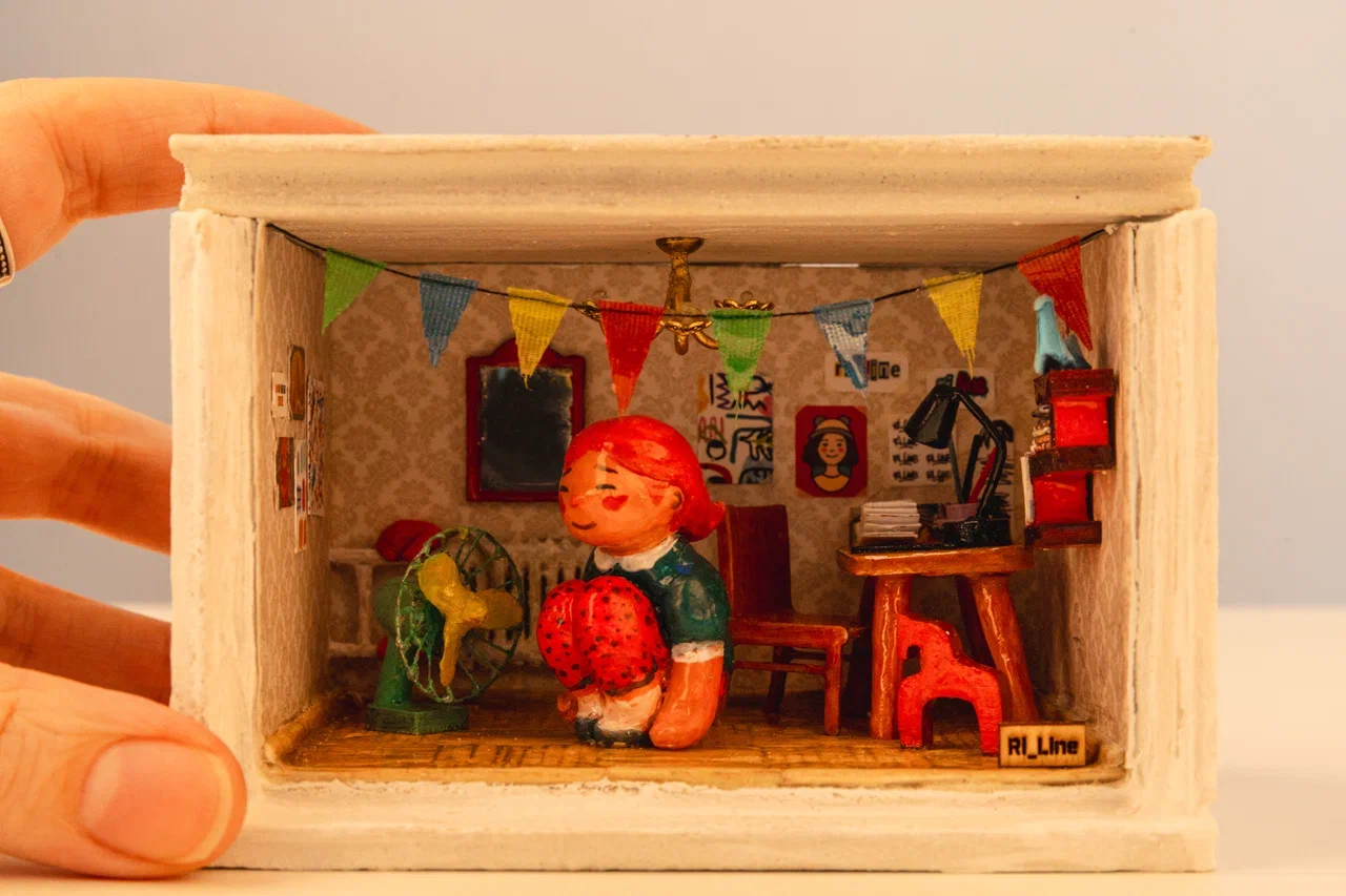 Регина Яфасова и Федор Карпов продолжают вносить разнообразие в городской пейзаж с помощью увлекательного квеста. Уличные художники спрятали в историческом центре Владимира еще две инсталляции за стеклом. Где, конечно, не скажем, а лишь приоткроем завесу тайны. Найдите новые миниатюры в кирпичах сами! Тем более на сей раз творения вещают о жизненном опыте самих мастеров.