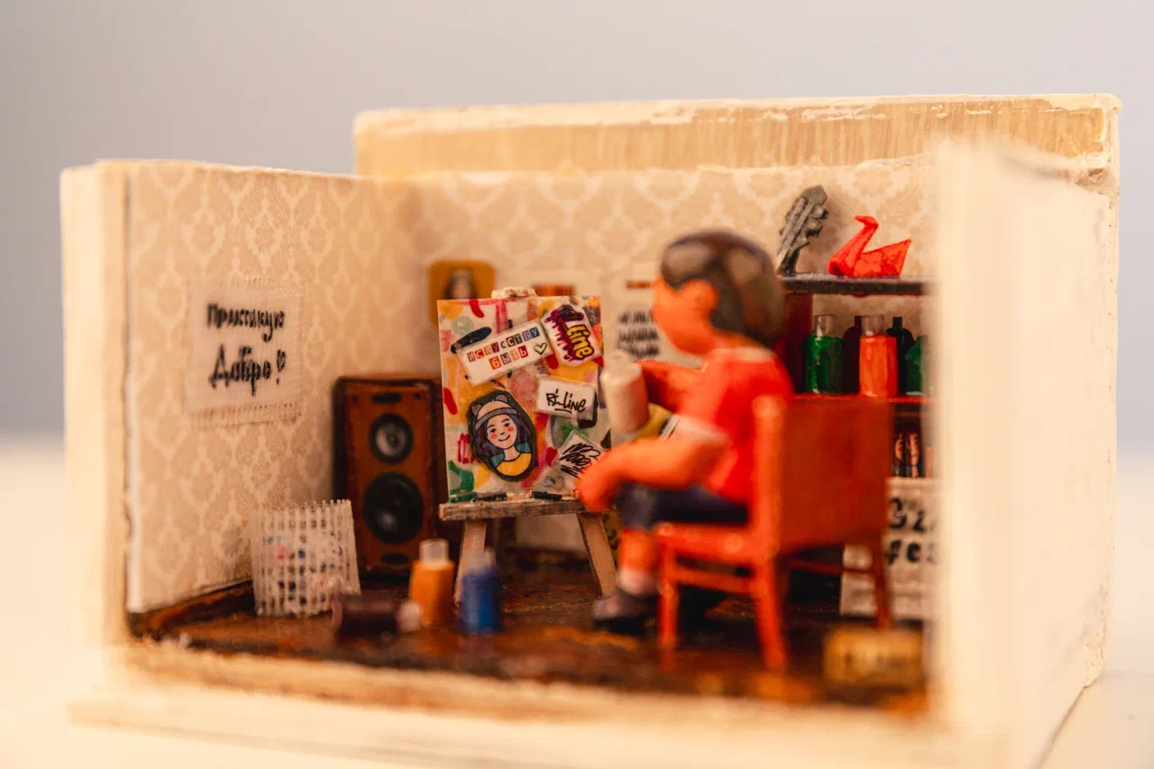 Регина Яфасова и Федор Карпов продолжают вносить разнообразие в городской пейзаж с помощью увлекательного квеста. Уличные художники спрятали в историческом центре Владимира еще две инсталляции за стеклом. Где, конечно, не скажем, а лишь приоткроем завесу тайны. Найдите новые миниатюры в кирпичах сами! Тем более на сей раз творения вещают о жизненном опыте самих мастеров.